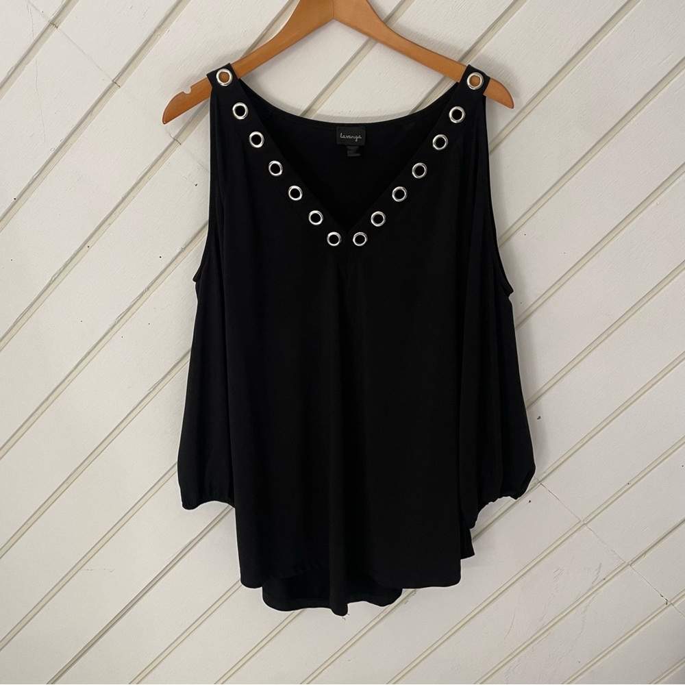 la vanya gromment détail, cold shoulder women’s v-neck top, sz L